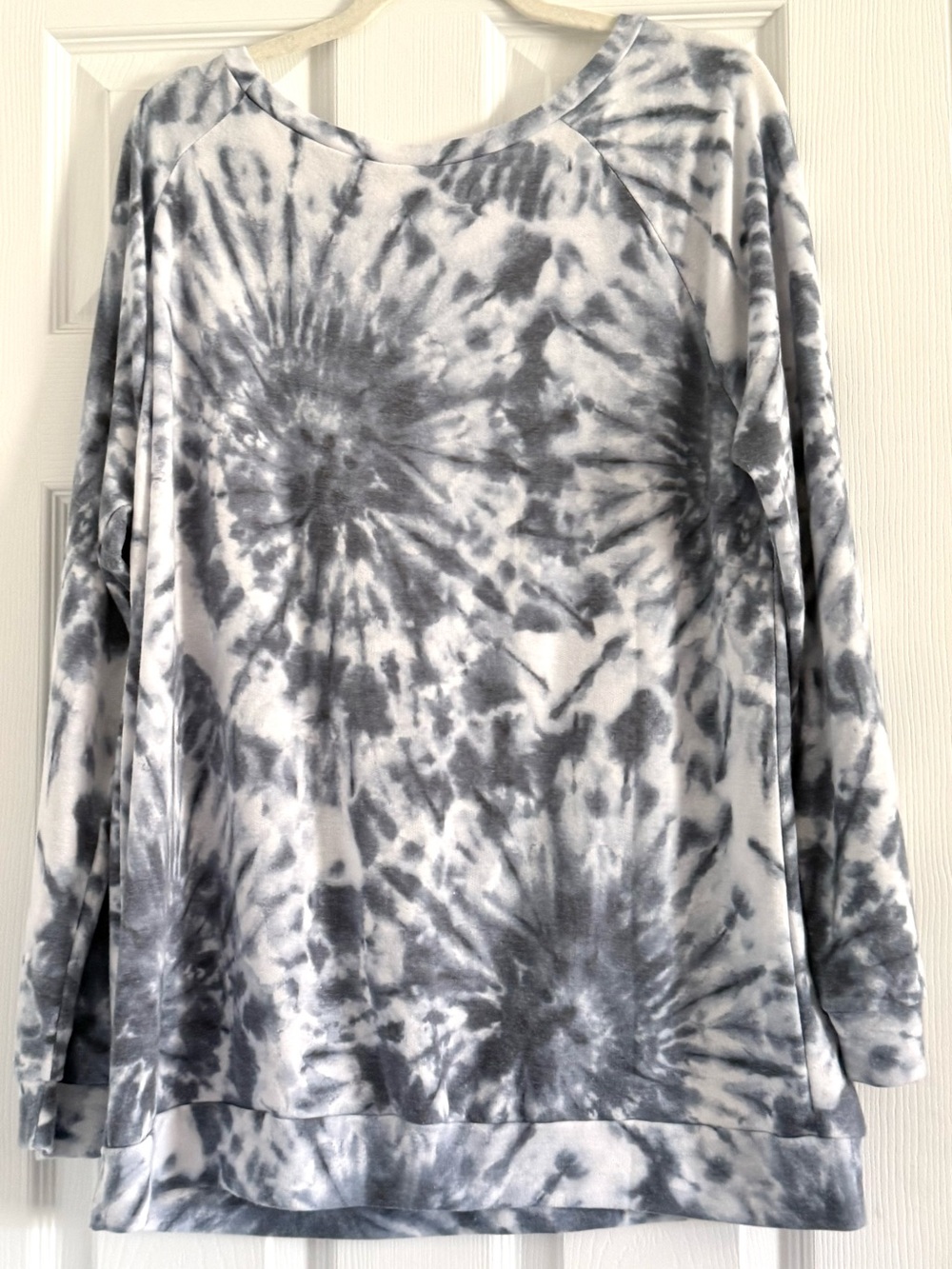 🌻 BiBi Tie-Dye Terry Pullover in Blue and White - Picture 3 of 6